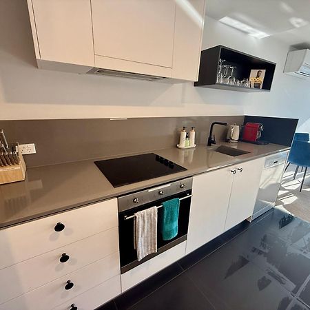 Midnight Luxe 1Br 1Bath Apartment 104 In The Heart Of Braddon Pool Sauna Secure Parking Wine Wifi Канбера Екстериор снимка