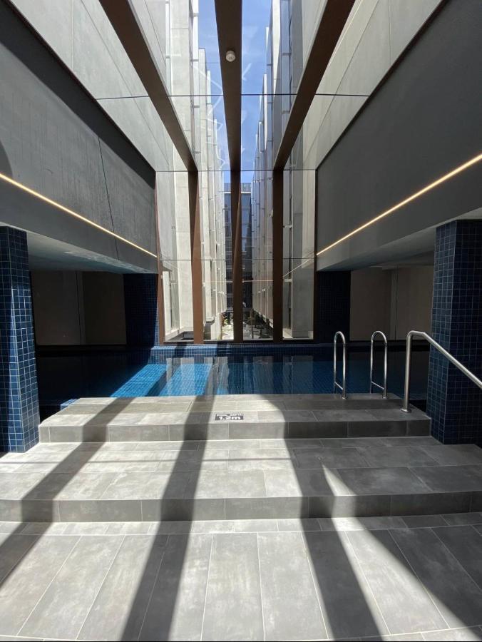 Midnight Luxe 1Br 1Bath Apartment 104 In The Heart Of Braddon Pool Sauna Secure Parking Wine Wifi Канбера Екстериор снимка
