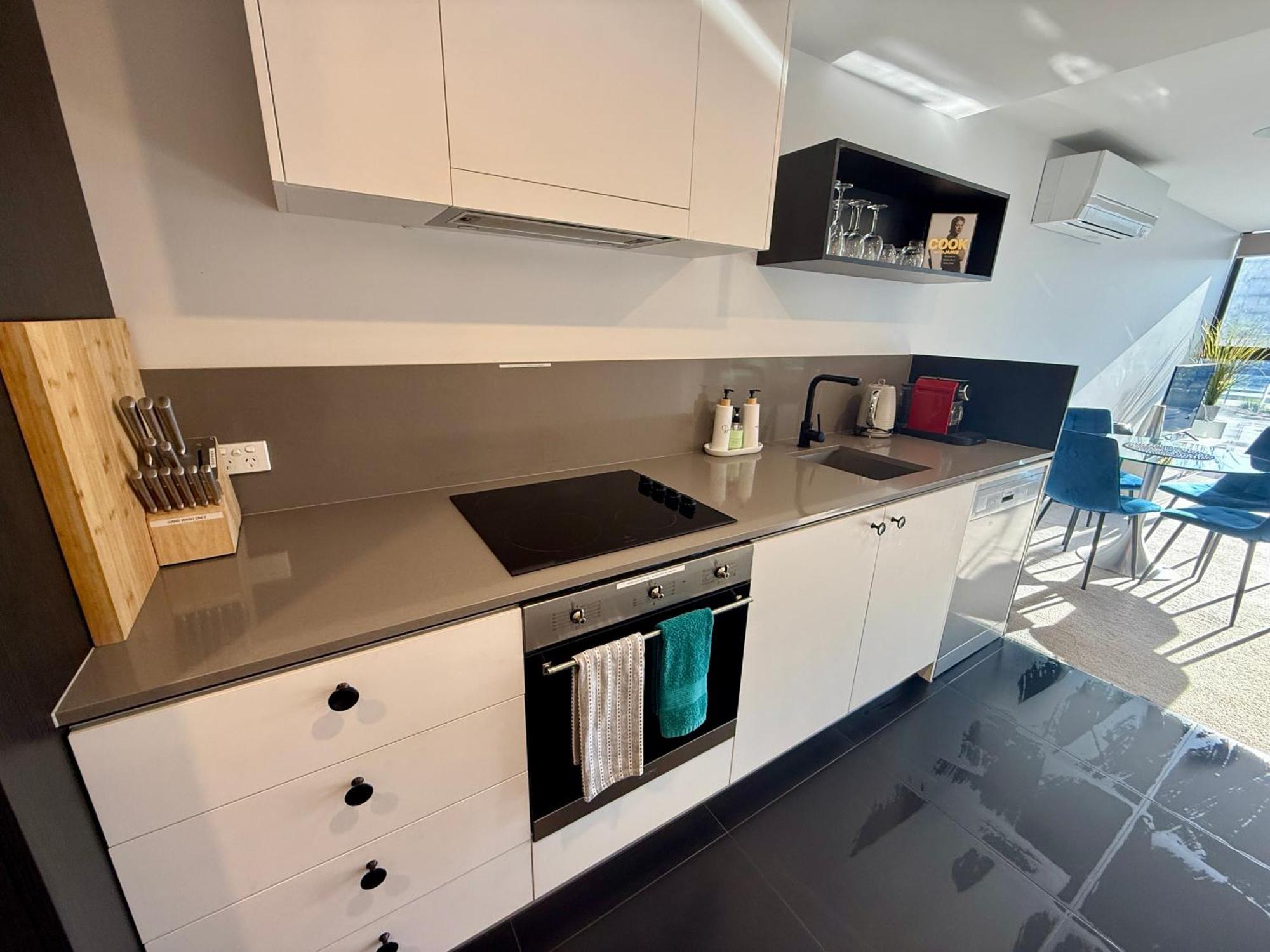 Midnight Luxe 1Br 1Bath Apartment 104 In The Heart Of Braddon Pool Sauna Secure Parking Wine Wifi Канбера Екстериор снимка