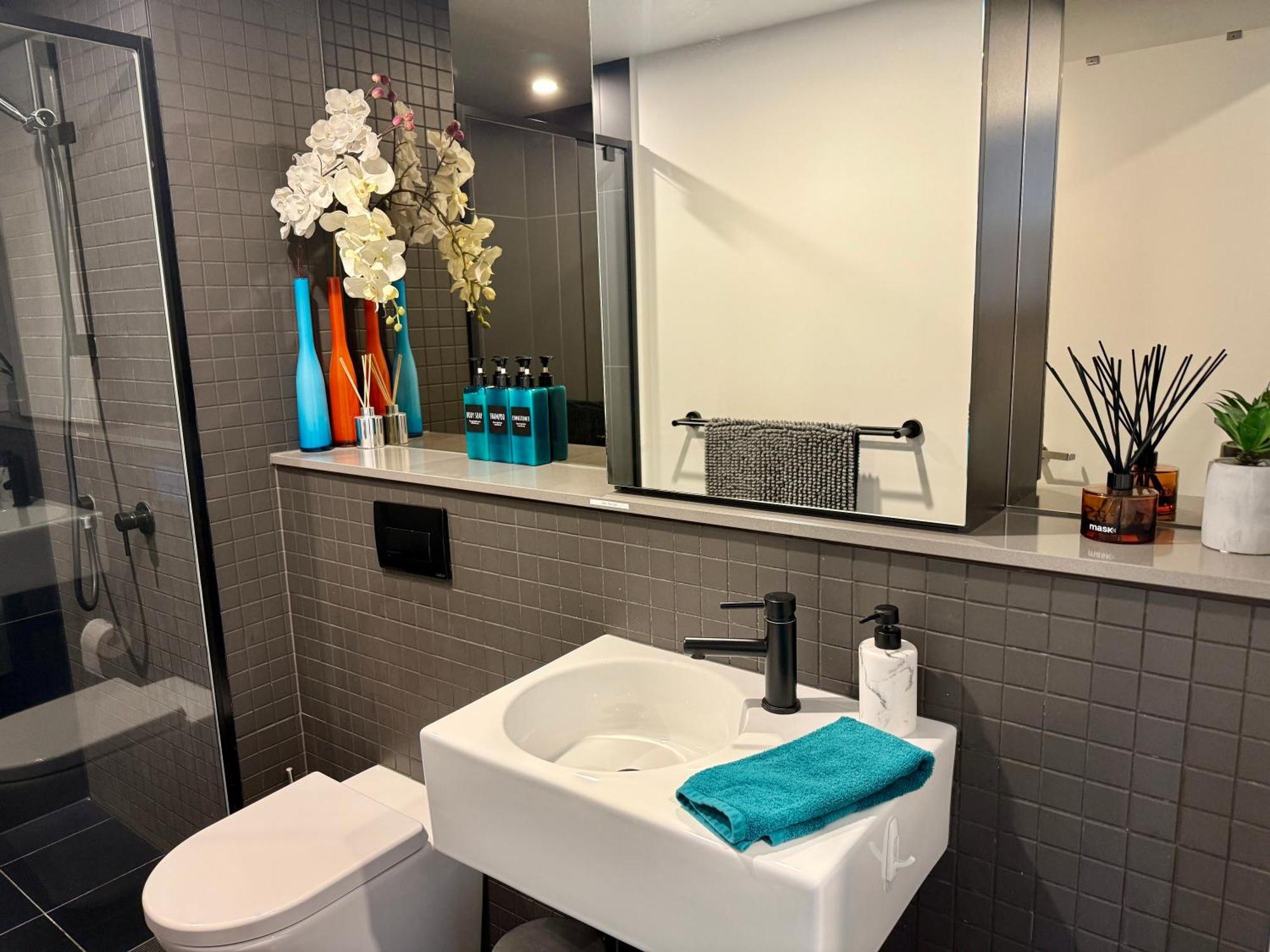 Midnight Luxe 1Br 1Bath Apartment 104 In The Heart Of Braddon Pool Sauna Secure Parking Wine Wifi Канбера Екстериор снимка