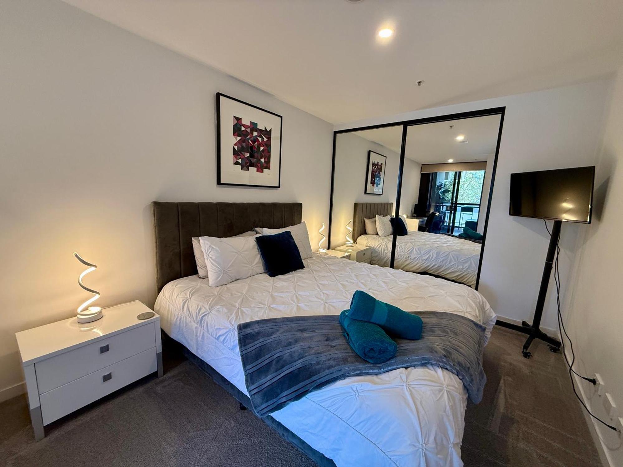 Midnight Luxe 1Br 1Bath Apartment 104 In The Heart Of Braddon Pool Sauna Secure Parking Wine Wifi Канбера Екстериор снимка