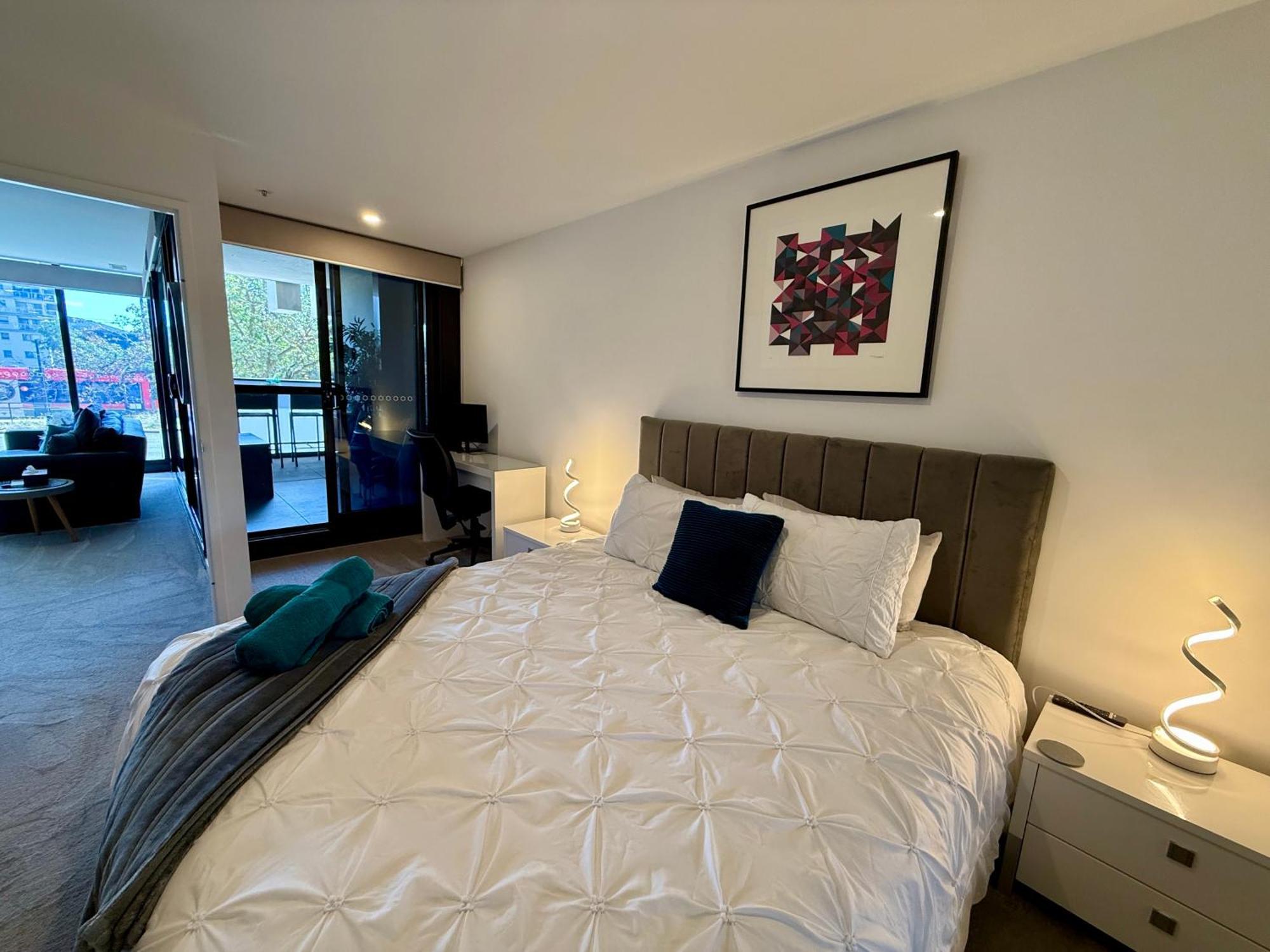 Midnight Luxe 1Br 1Bath Apartment 104 In The Heart Of Braddon Pool Sauna Secure Parking Wine Wifi Канбера Екстериор снимка