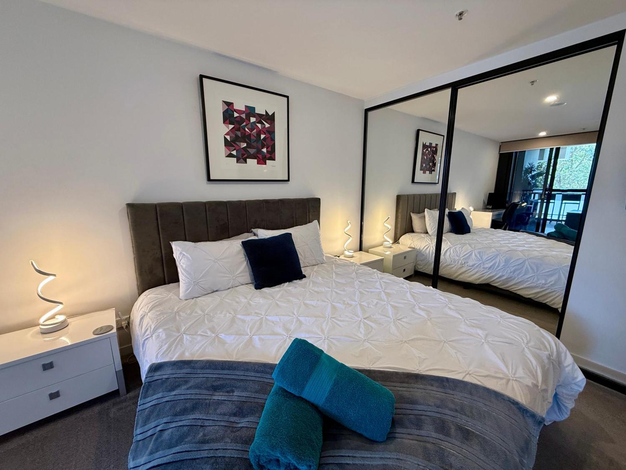 Midnight Luxe 1Br 1Bath Apartment 104 In The Heart Of Braddon Pool Sauna Secure Parking Wine Wifi Канбера Екстериор снимка